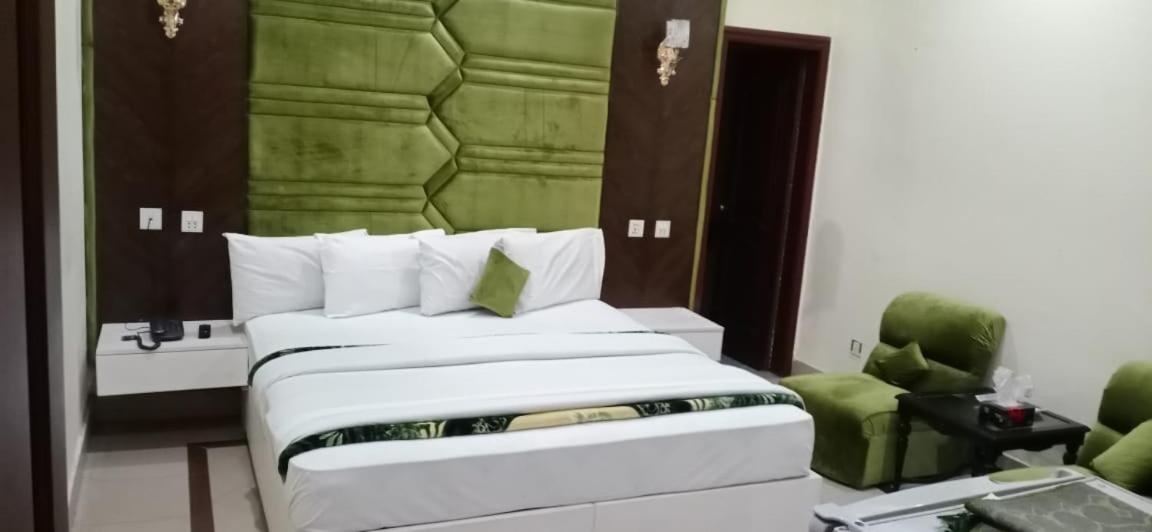 Hotel Pak Continental Multan Exteriör bild