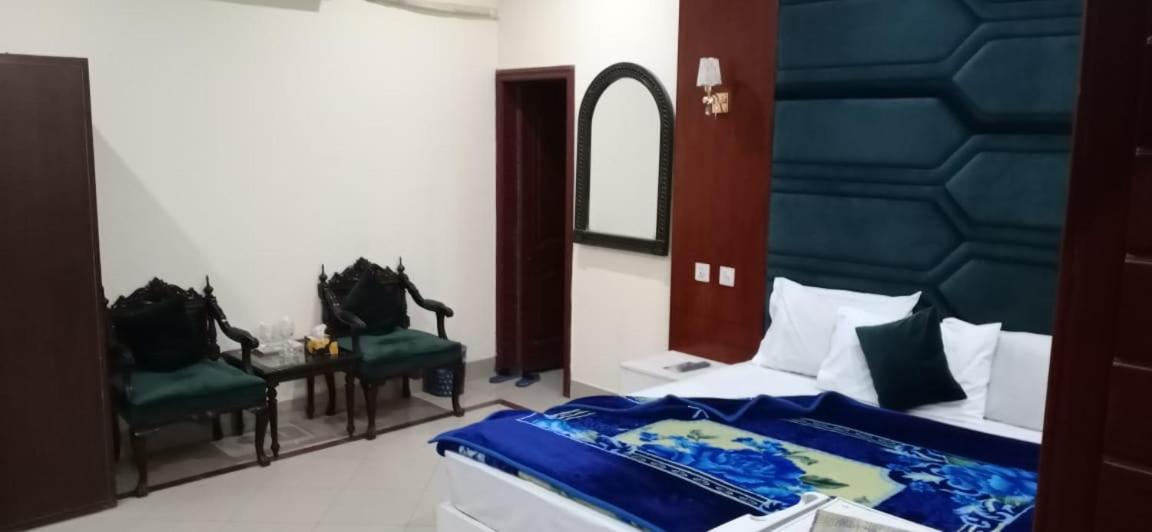 Hotel Pak Continental Multan Exteriör bild