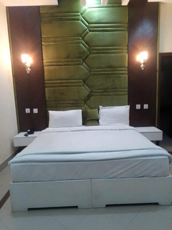 Hotel Pak Continental Multan Exteriör bild