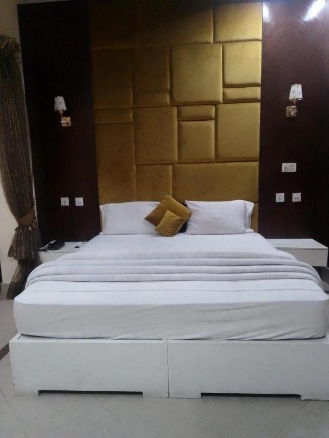 Hotel Pak Continental Multan Exteriör bild