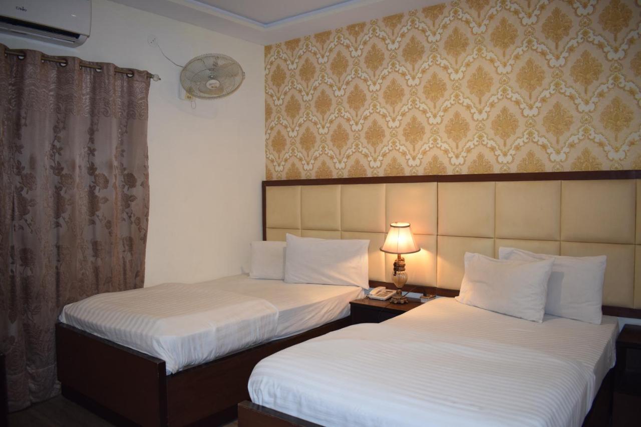 Hotel Pak Continental Multan Exteriör bild