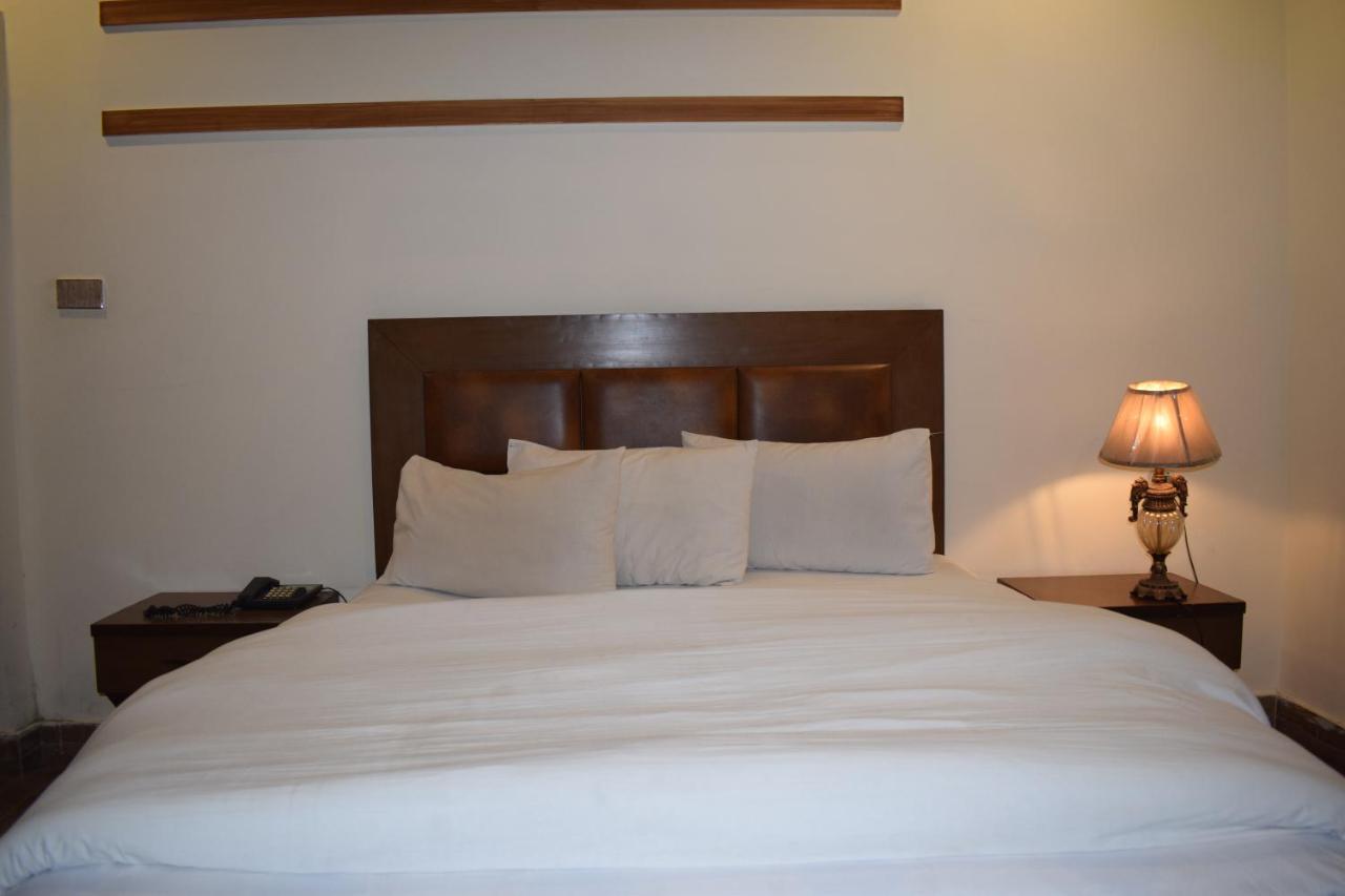 Hotel Pak Continental Multan Exteriör bild