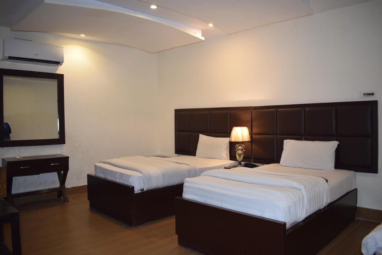 Hotel Pak Continental Multan Exteriör bild