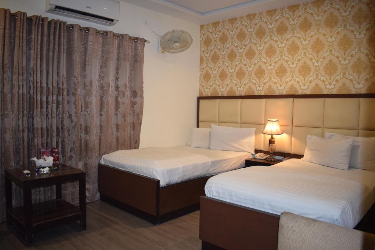 Hotel Pak Continental Multan Exteriör bild