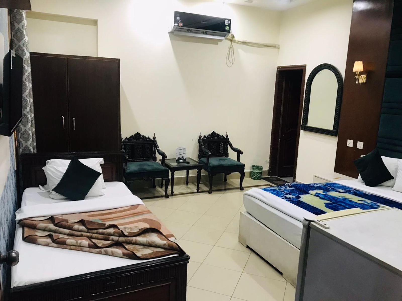 Hotel Pak Continental Multan Exteriör bild
