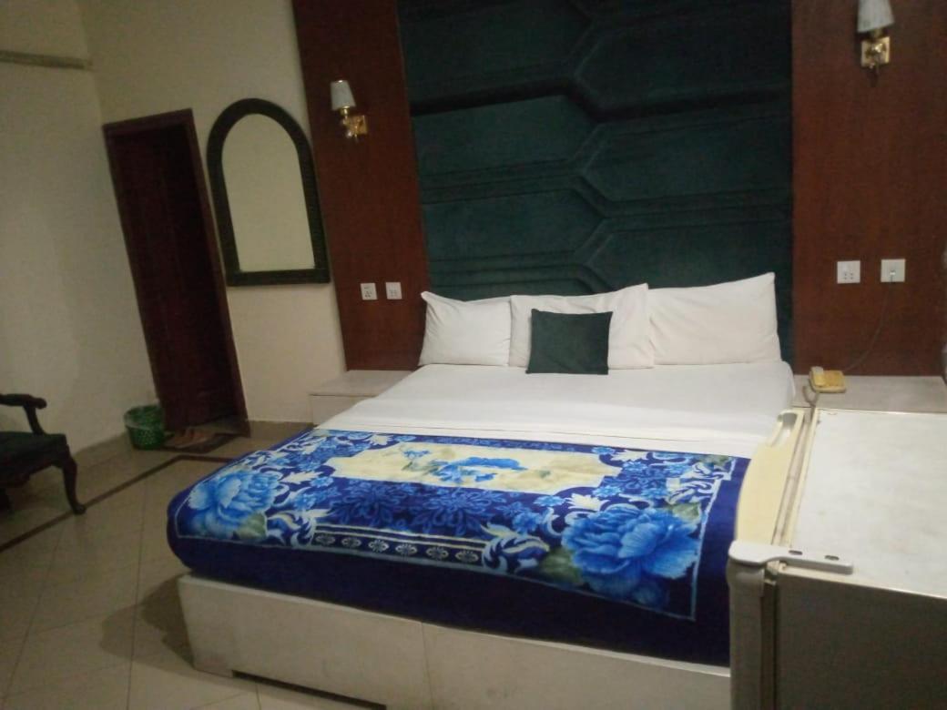 Hotel Pak Continental Multan Exteriör bild