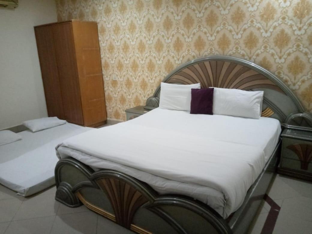 Hotel Pak Continental Multan Exteriör bild