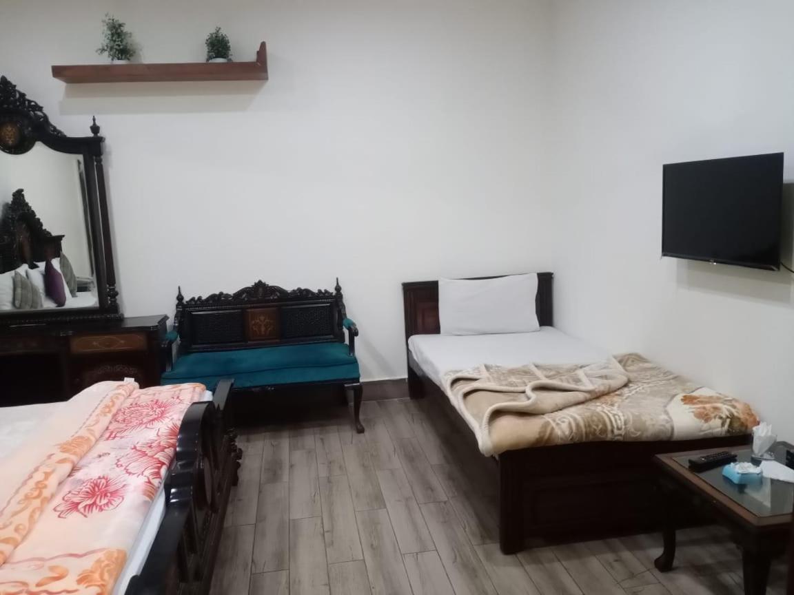 Hotel Pak Continental Multan Exteriör bild