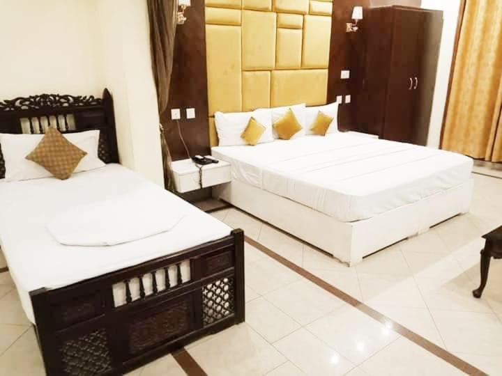 Hotel Pak Continental Multan Exteriör bild