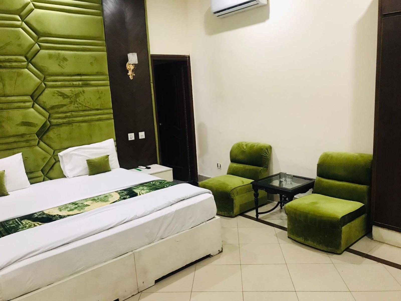 Hotel Pak Continental Multan Exteriör bild
