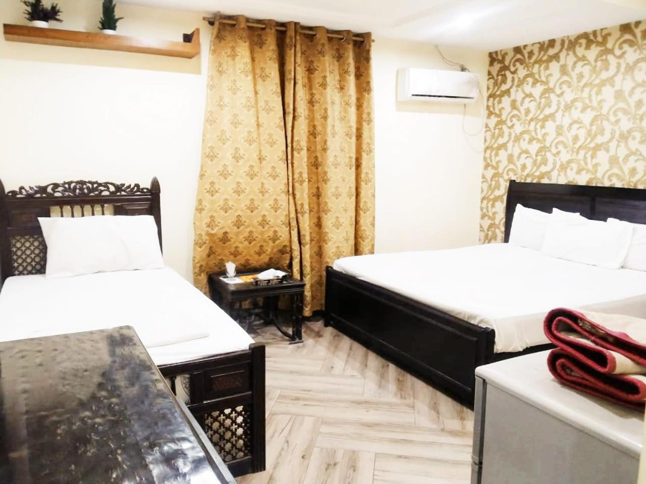 Hotel Pak Continental Multan Exteriör bild