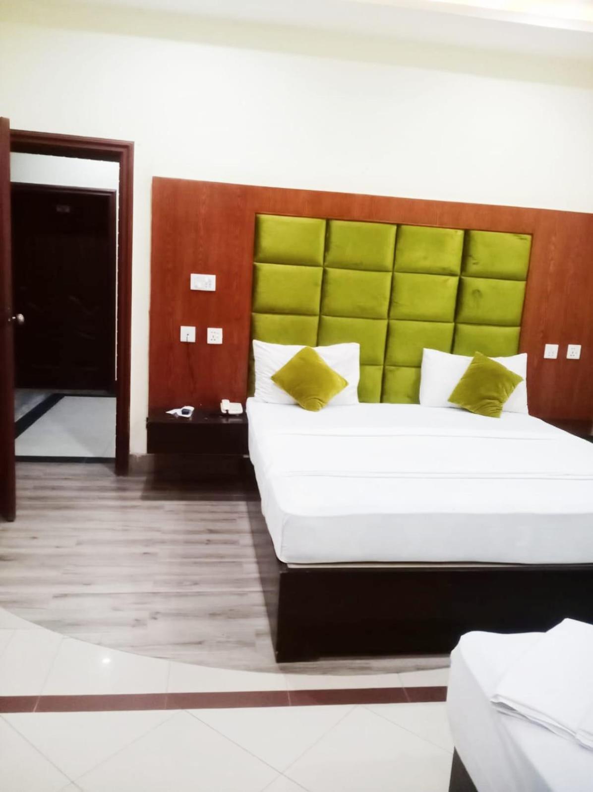 Hotel Pak Continental Multan Exteriör bild