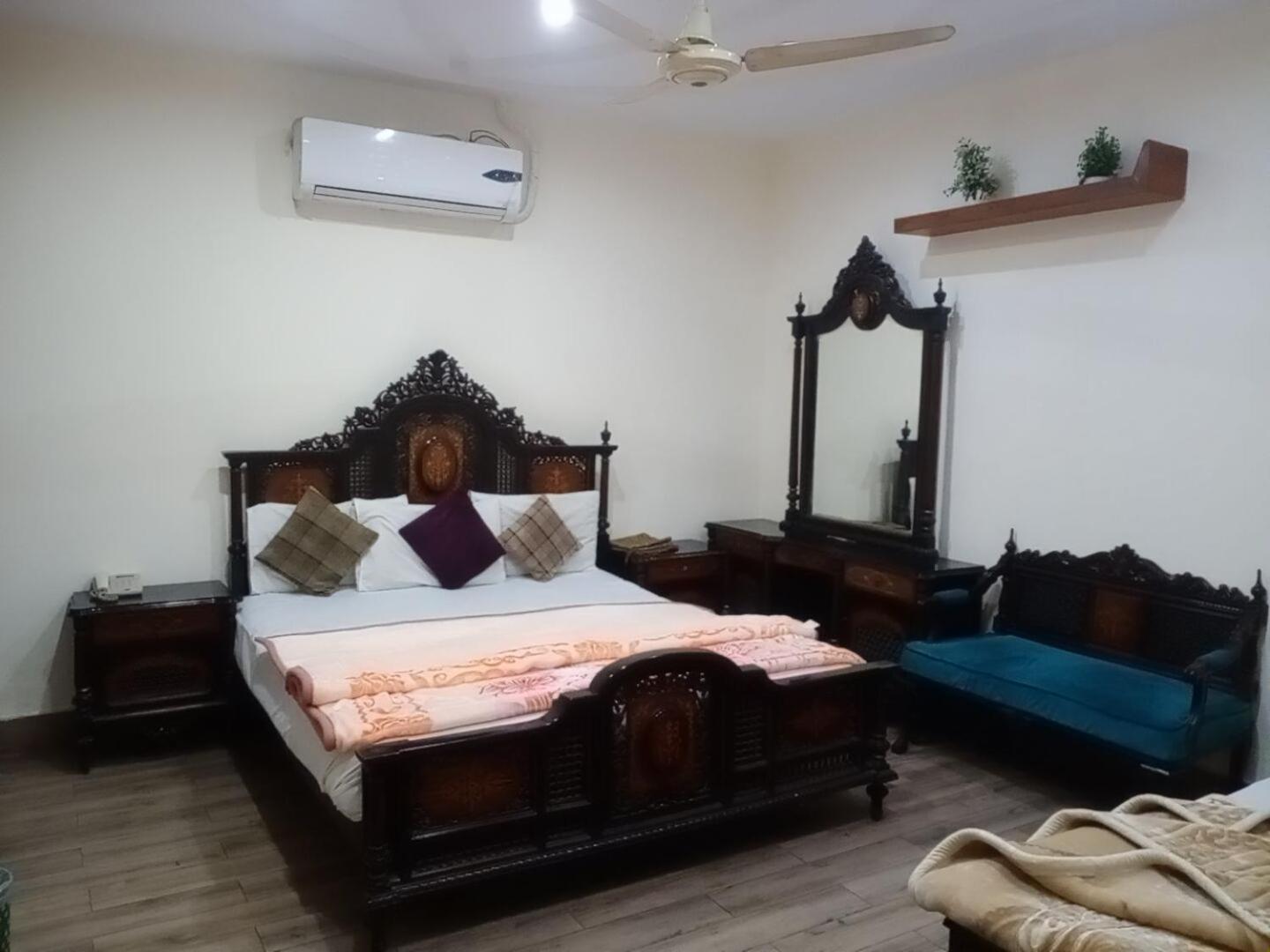Hotel Pak Continental Multan Exteriör bild