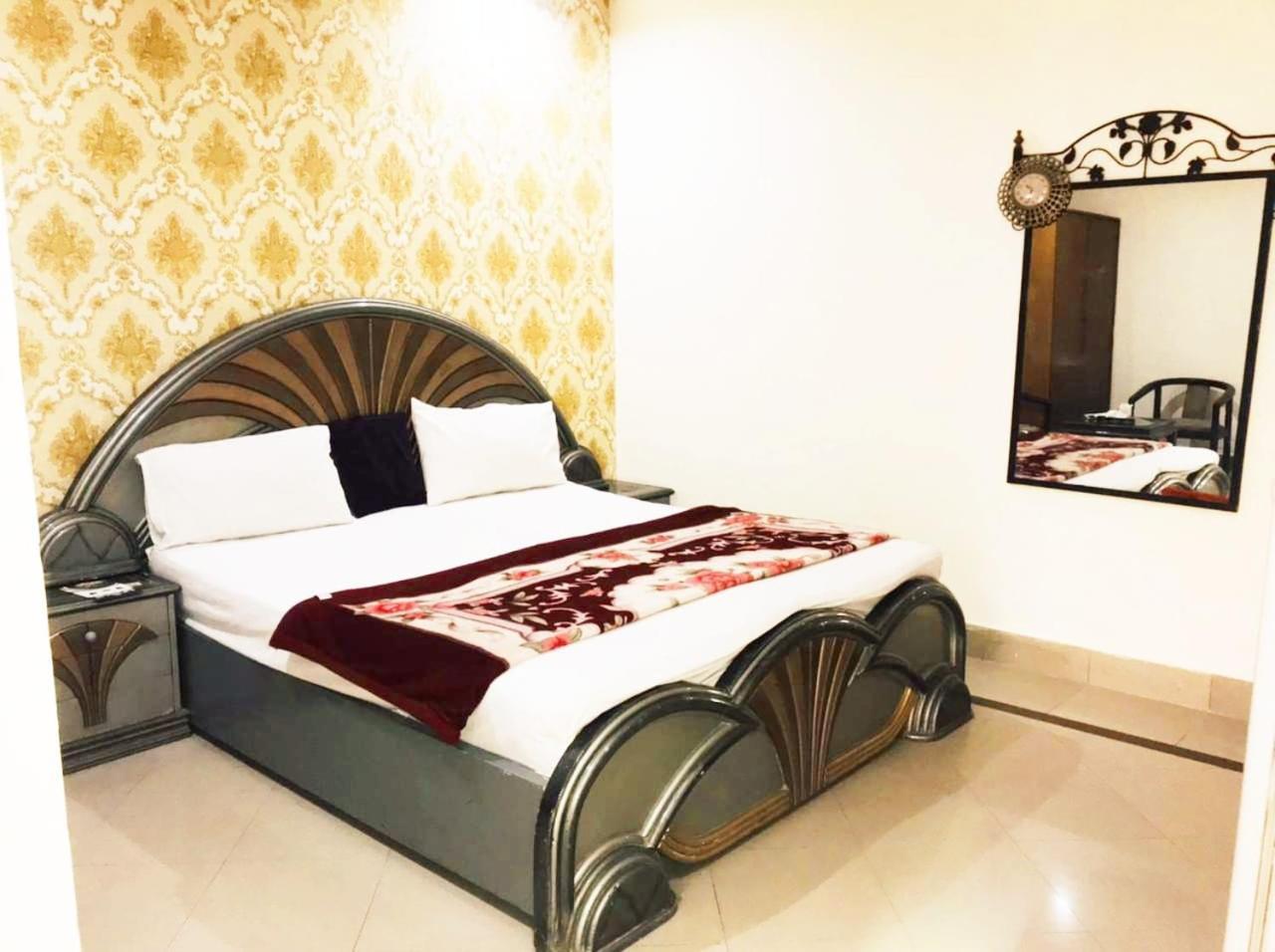Hotel Pak Continental Multan Exteriör bild