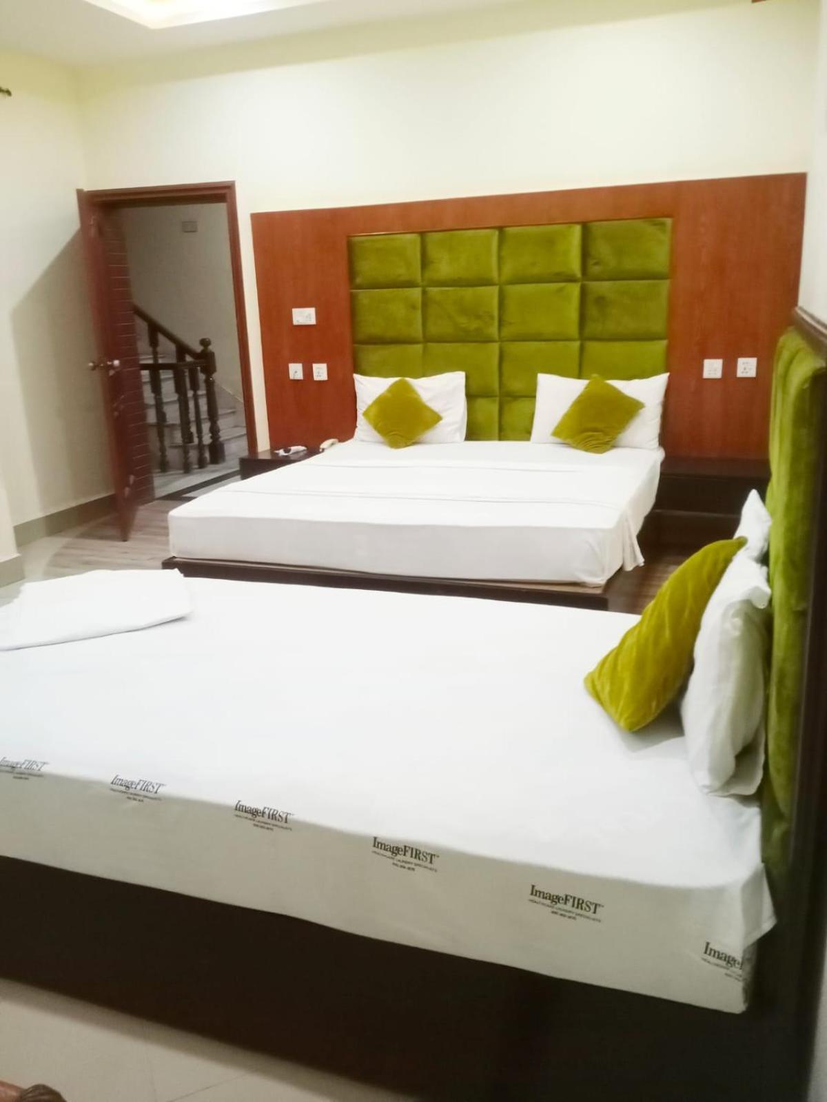 Hotel Pak Continental Multan Exteriör bild