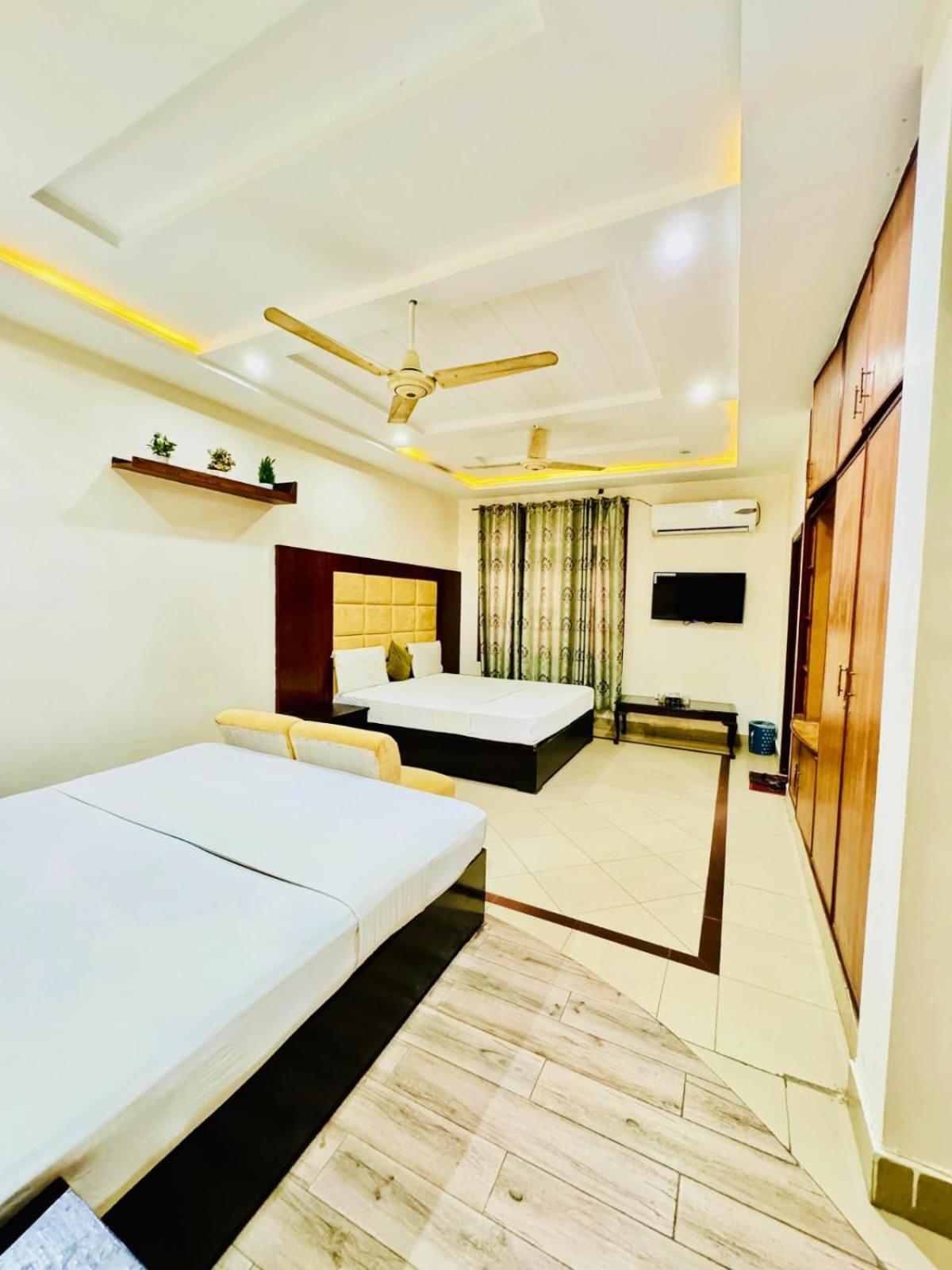 Hotel Pak Continental Multan Exteriör bild