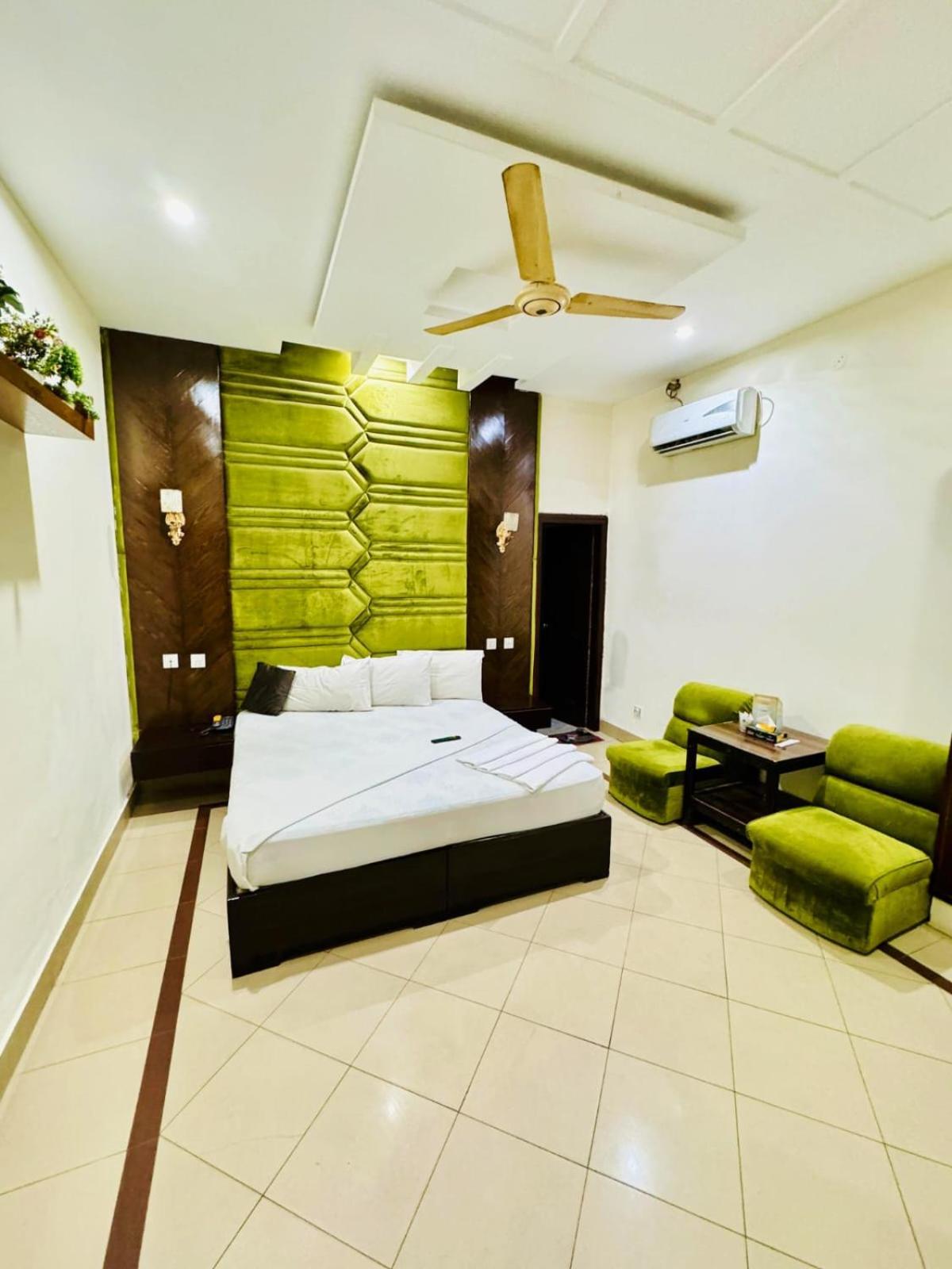 Hotel Pak Continental Multan Exteriör bild