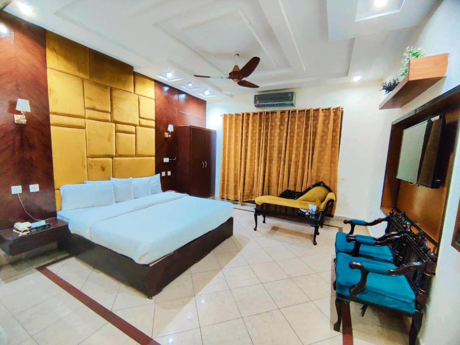 Hotel Pak Continental Multan Exteriör bild