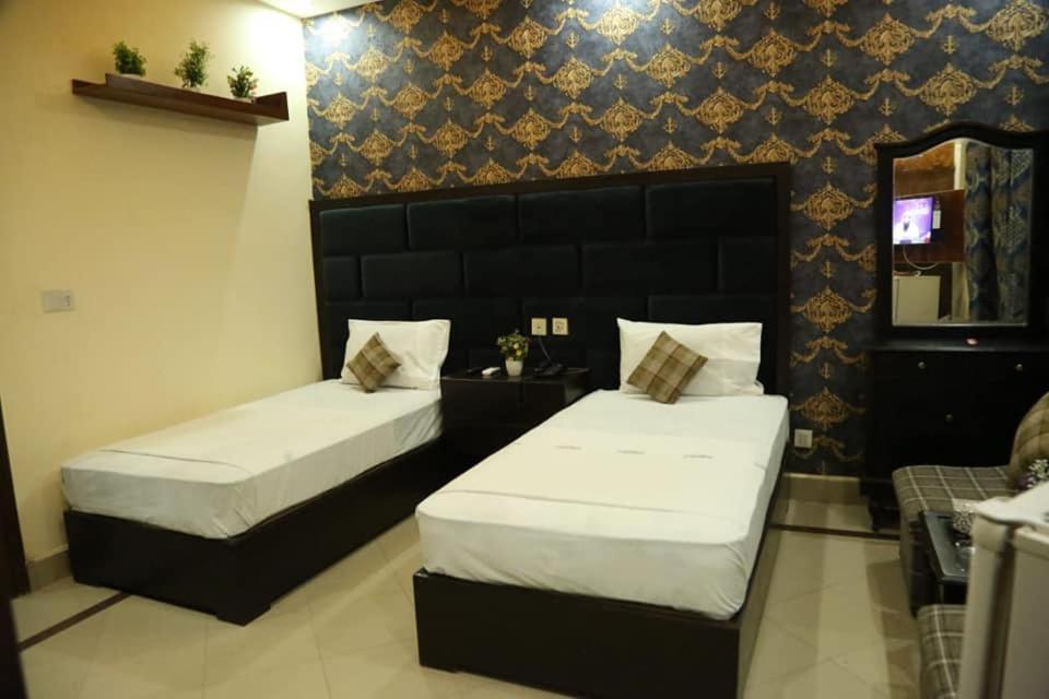 Hotel Pak Continental Multan Exteriör bild