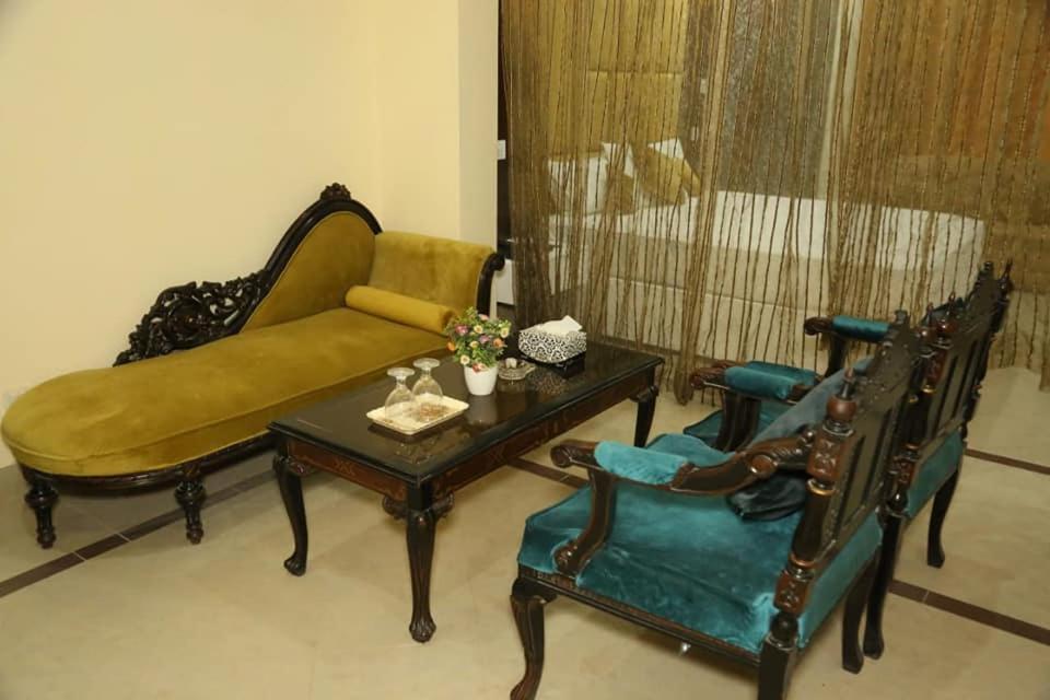 Hotel Pak Continental Multan Exteriör bild