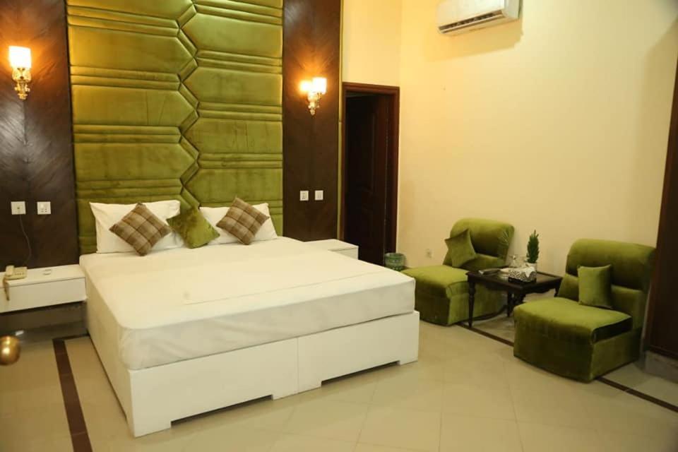 Hotel Pak Continental Multan Exteriör bild