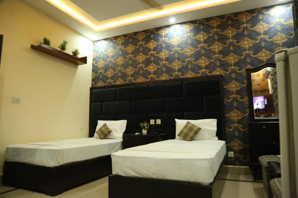 Hotel Pak Continental Multan Exteriör bild