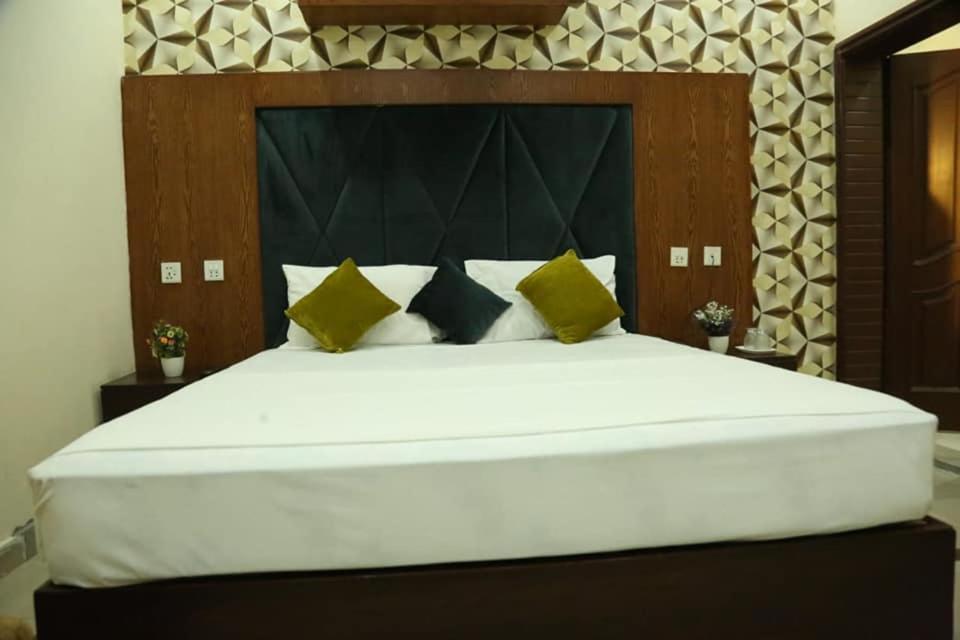 Hotel Pak Continental Multan Exteriör bild